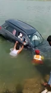 पानी में डूबी कार