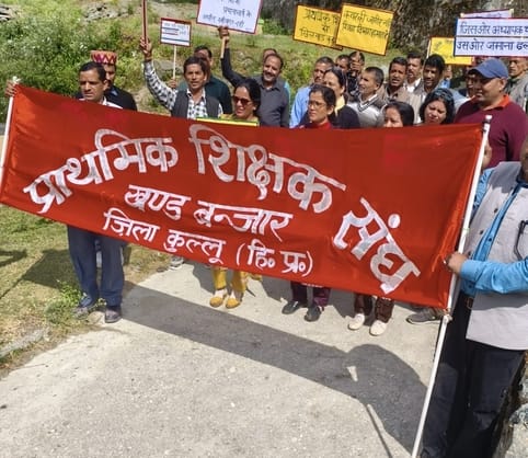 Primary teachers took to the streets in Kullu-Lahaul