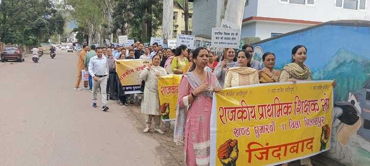 Primary teachers took to the streets to protest against the cluster system.