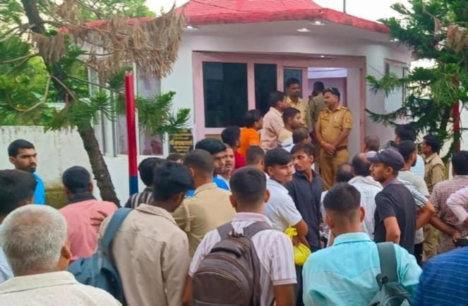 Six injured in a scuffle at a railway crossing
