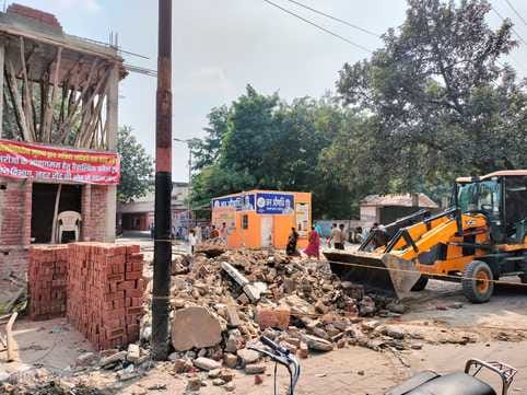 Construction begins at the main gate of the medical college; entry is granted after inquiring about an alternative route.