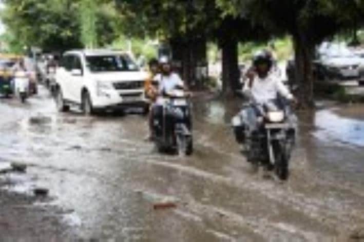 बारिश से कई इलाकों में पानी भर गया।