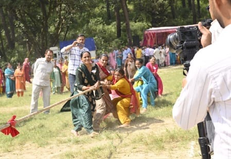 Women's Mandal Nakhred Munshiyan first in tug of war competition