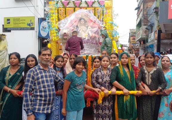 The Mother's palanquin came out amidst the rain showers, cheers echoed.