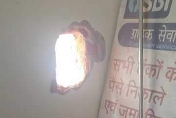 सेंध लगाकर अंदर घुसे चोर।