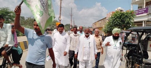 Demonstration in Mandi premises against irregularities in paddy procurement