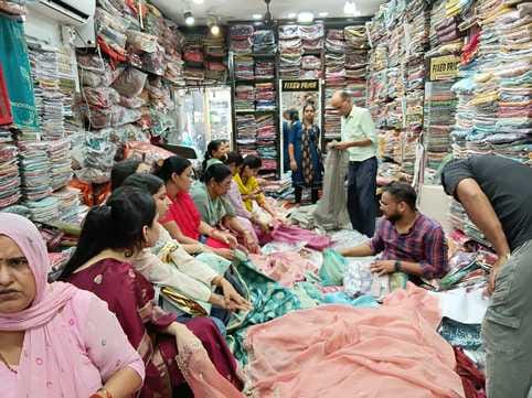 Karwa Chauth: Markets are buzzing with shopping going on in full swing