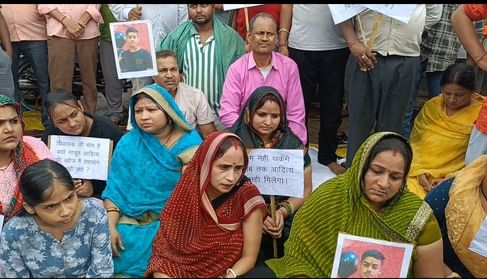 धरना देता परिवार