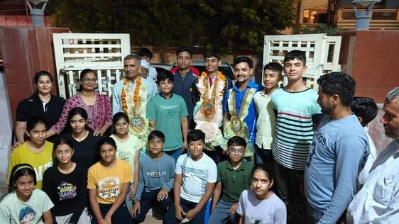 Himanshu won the silver medal in the 6th National Yogasana Competition.