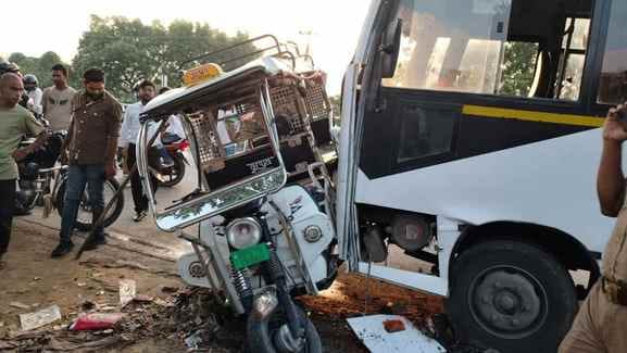 Bus hits e-rickshaw near Amhat bridge on highway