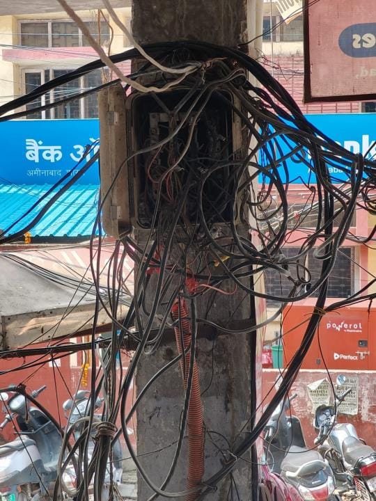25 crore worth of business per day entangled in the web of electric wires