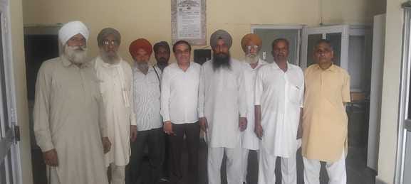 Farmers placed their demands before the Market Committee Secretary.