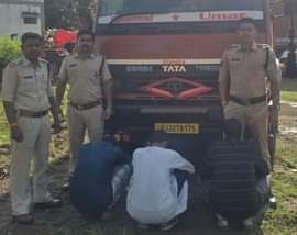 पुलिस की गिरफ्त में आरोपी।