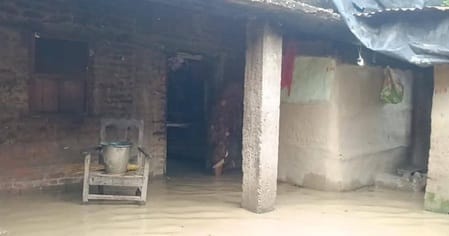 Muzaffarpur Bihar news : bagmati river water rise water entered in the village and  school was submerged.