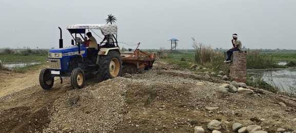 The link road damaged in the flood was repaired again.