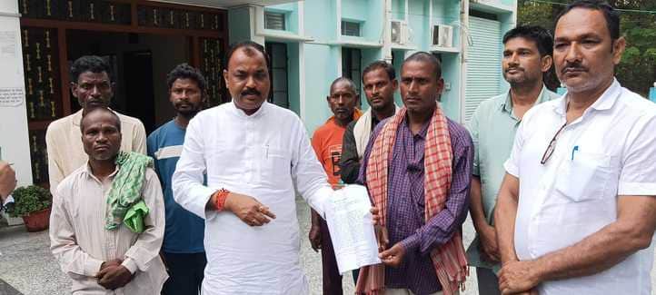 डीआईजी को आवेदन देने पहुंचे परिजन