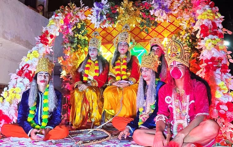 A wave of devotion surged in the Bharat Milap procession, flowers were showered on the tableaux.