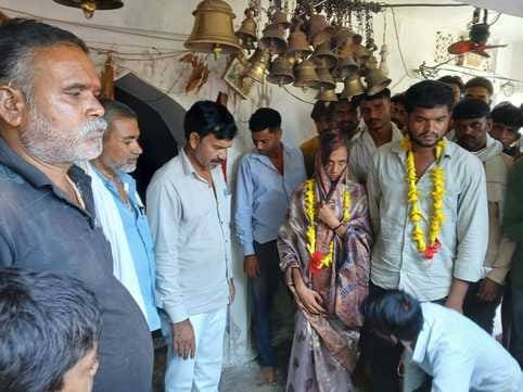 The family members caught the lover who had come to meet his girlfriend and got him married.