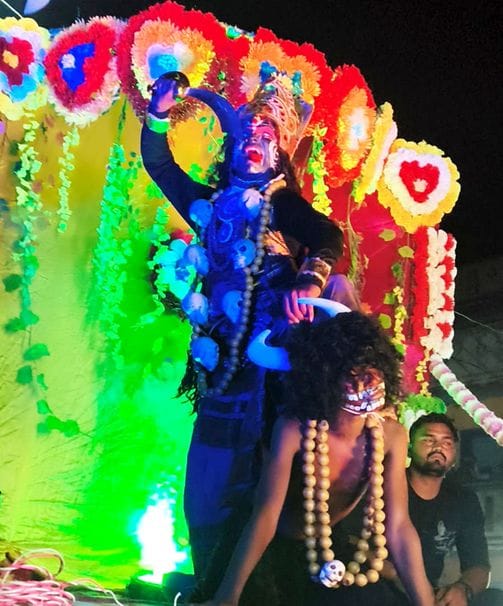 The tableaux showcased the fierce form of Maa Kali, and scenes from the freedom struggle became an attraction.