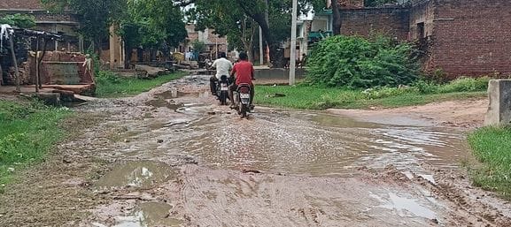 The road was muddy due to waterlogging, the chairman arrived as soon as the photo went viral.