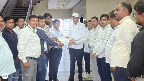 Electricity employees made 11 demands and threatened an indefinite strike.