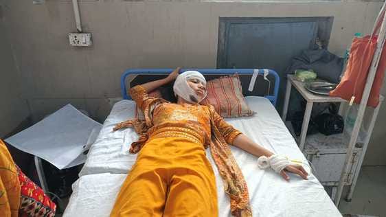 Two female teachers took four injured people to the hospital in an e-rickshaw.