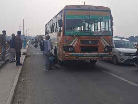 Roadways bus tyre burst on Panchal Ghat bridge, jam for two hours