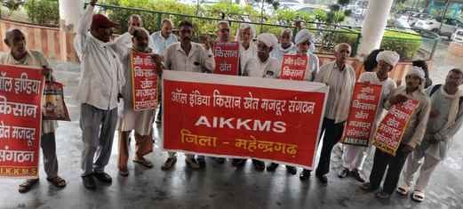 Demonstration demanding to start the purchase of millet and provide fertilizer and seeds