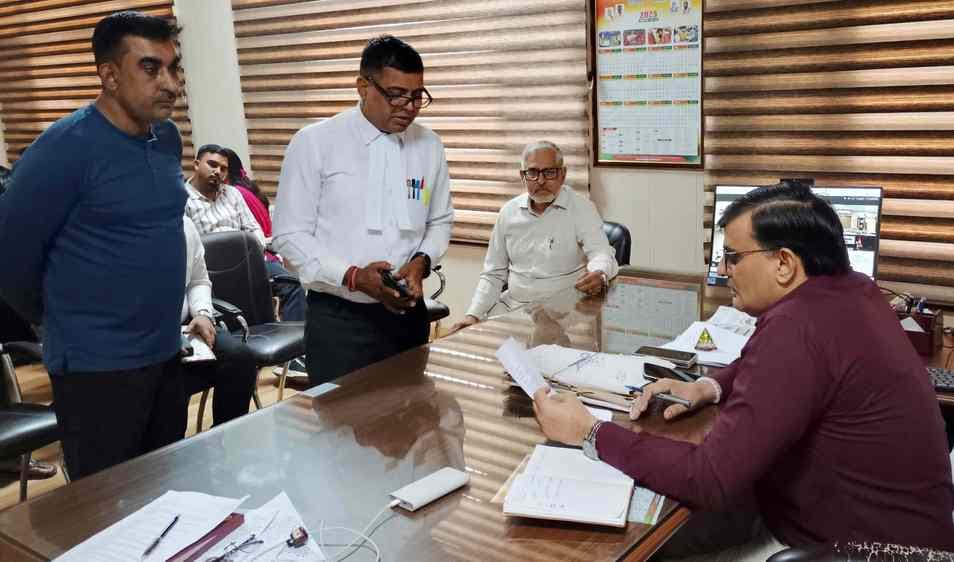 SDM Naseeb Kumar heard public grievances.