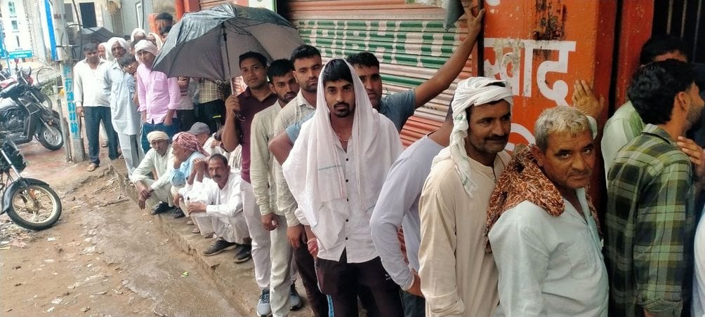Farmers returned empty-handed after getting drenched in rain and still receiving no fertilizer.
