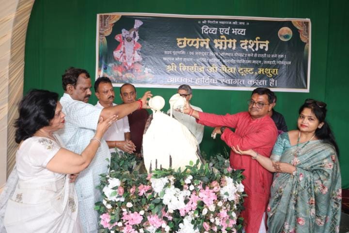 Devotees gathered for the grand anointment of Shri Giriraj Ji.