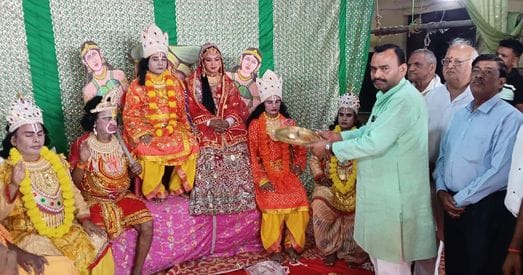Ram's coronation took place amidst the sound of conch shells and cheers.