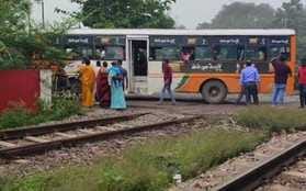 Bus stuck at crossing after hitting boom
