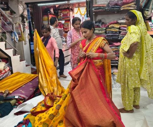 Half the population is busy preparing for Karva Chauth, crowds are gathering in the market