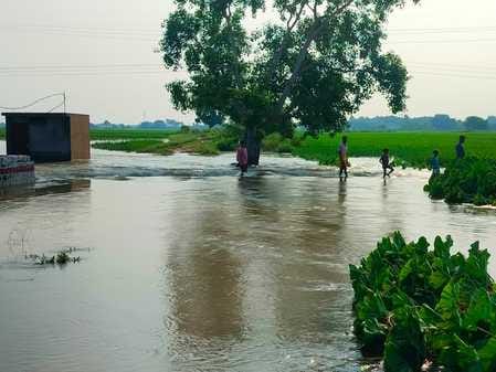 Relief due to the cessation of rain, water is being released from two gates of Sirsi Dam of Ahraura.