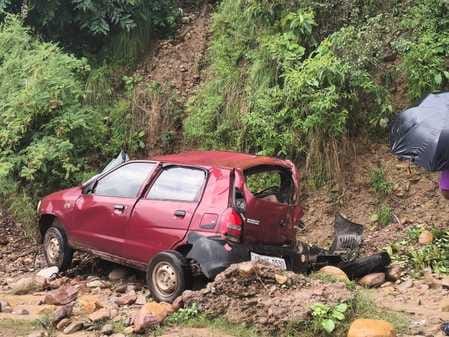 Car falls into ditch, driver dies