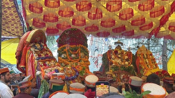 Devotees were overwhelmed after seeing the Shiva family together.