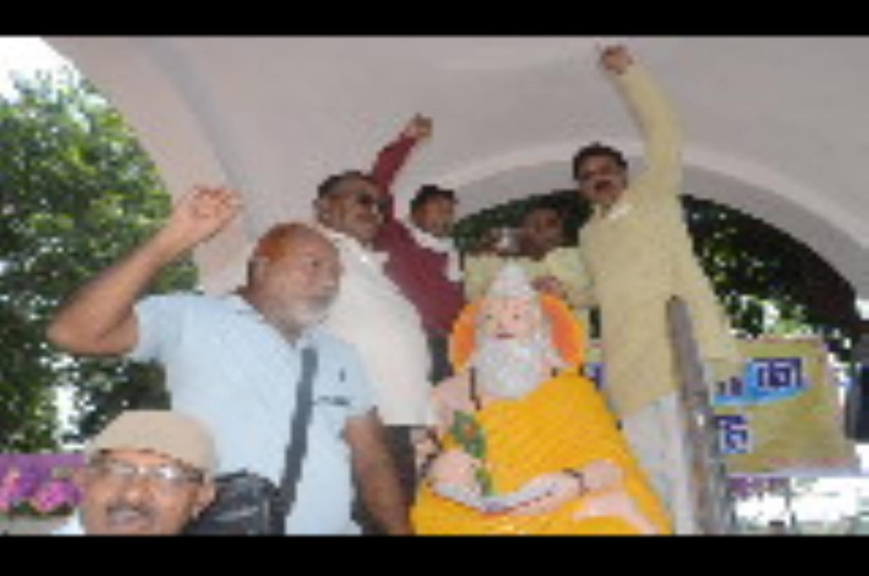 Maharishi Valmiki's statue was anointed with milk and ghee.