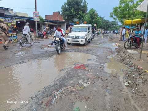 Madhuban-Dohrighat main road is in bad condition, people are falling and getting injured.