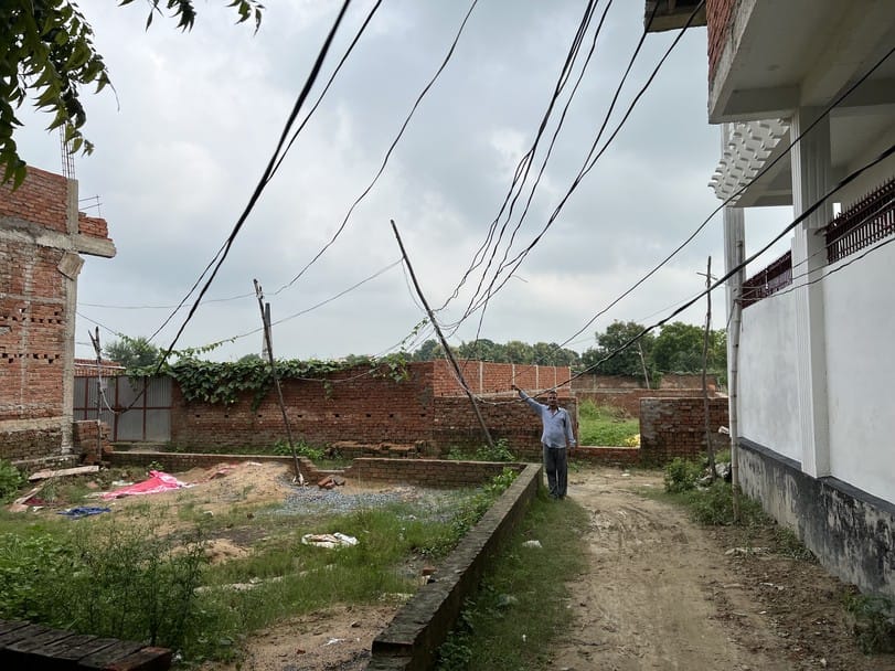 Electricity supply in Jai Hind Colony is being done with the help of bamboo poles.