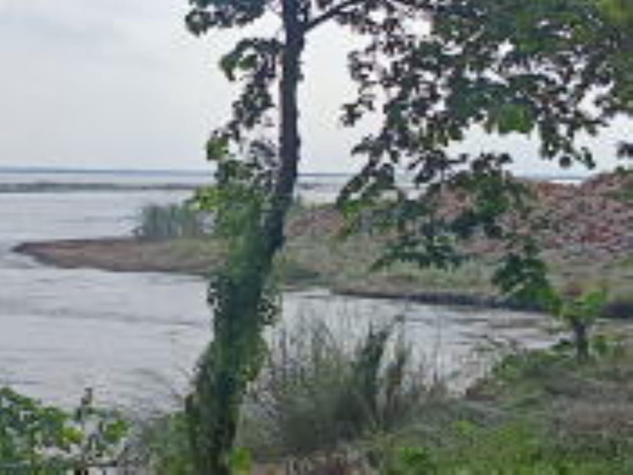 Rain raises water level of Gandak river, creates panic in coastal villages