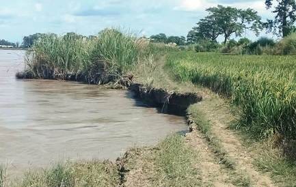 Sharda River moving towards the railway line towards Daulatpur