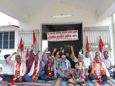 Protest for broad gauge by sitting on continuous dharna in Palia
