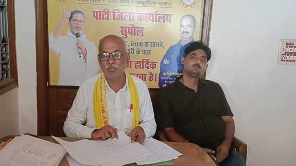 प्रेस कॉन्फ्रेंस को संबोधित करते जन सुराज के नेता