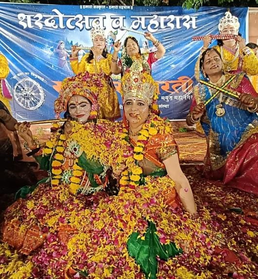 The grand dance took place on the illuminated Chandra Sarovar.