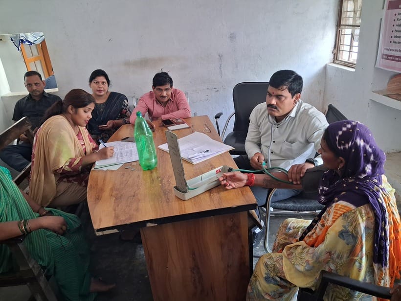 In PHC Babhanan, the doctor was absent and the pharmacist gave medicines to 130 patients.