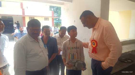 DM reached Navodaya Vidyalaya and enquired about the condition of sick children.