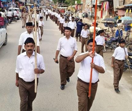 Volunteers performed weapon worship and marched on the road.
