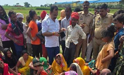 A farmer died after being electrocuted by a broken wire, sparking a commotion among his family.