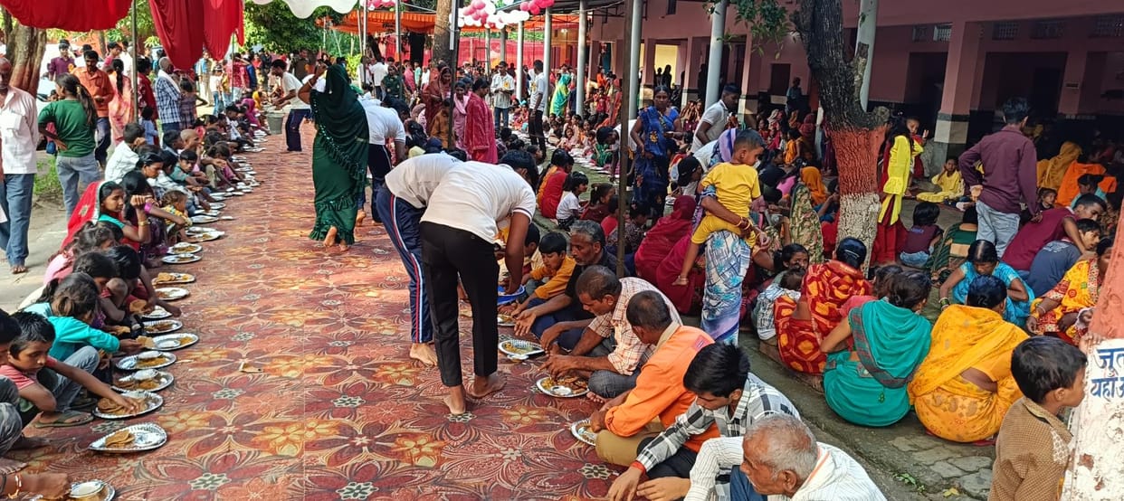Devotees gathered in large numbers for the appearance of Paramahamsa Paramananda Maharaj and took prasad at the feast.